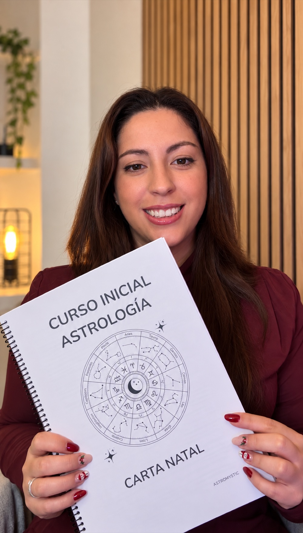 Giuliana con el dossier del Curso Inicial de Astrología